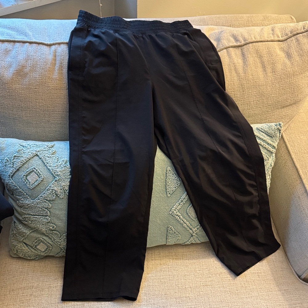 Lululemon front pleat tapered midrise cropped pant size 8